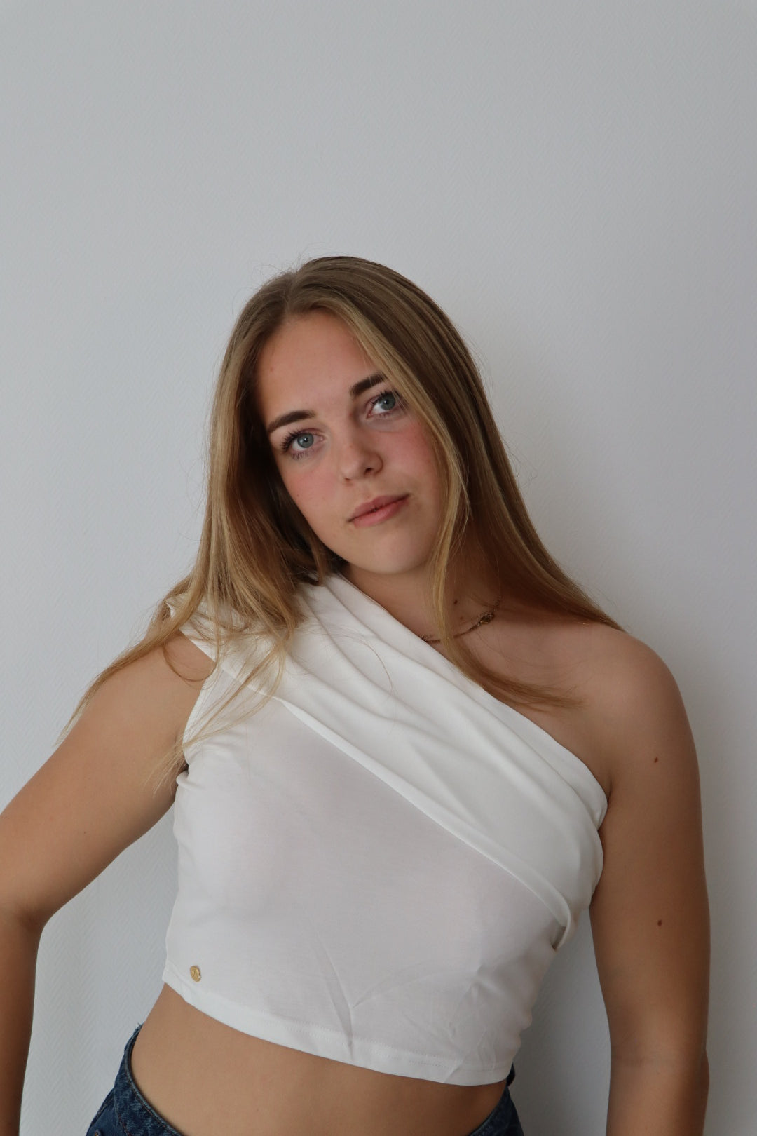 Mouwloze crop top met asymmetrisch design