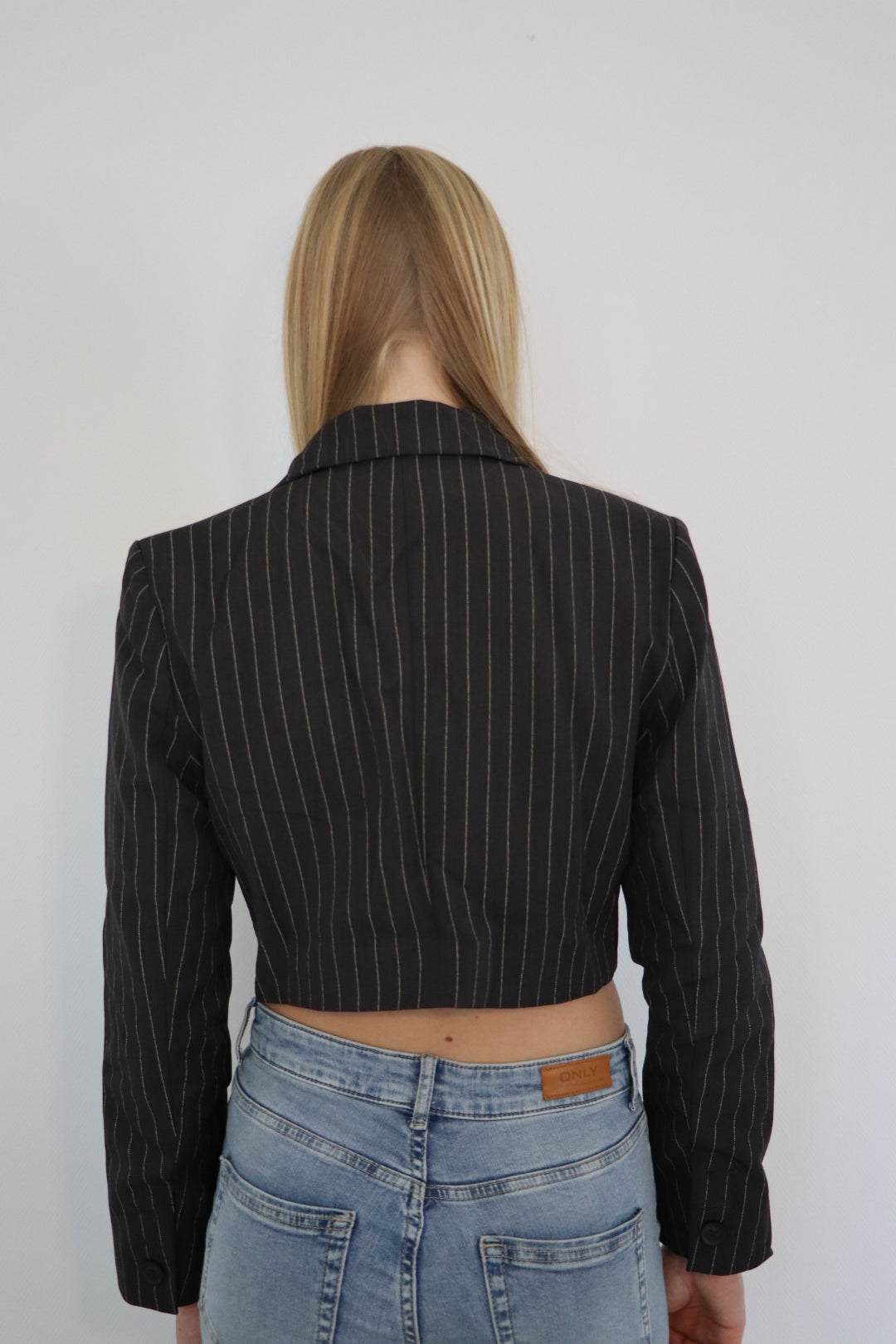Gestreepte korte blazer grijs