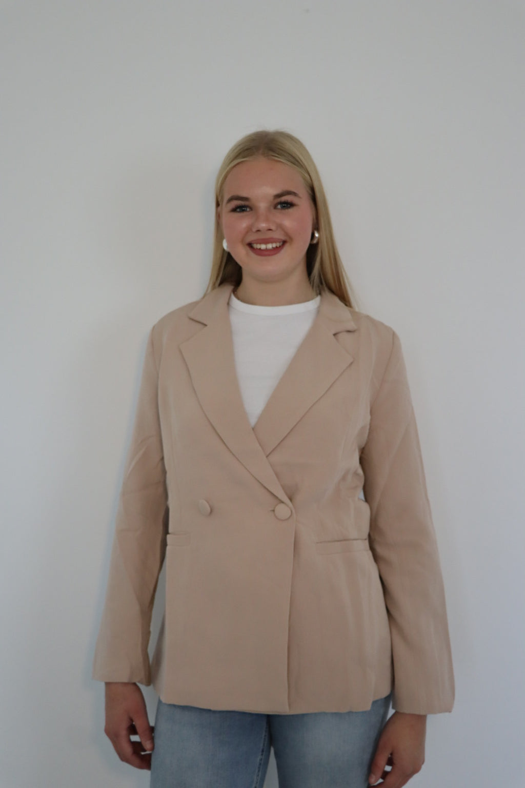 Beige blazer met dubbele knoopsluiting en getailleerde pasvorm
