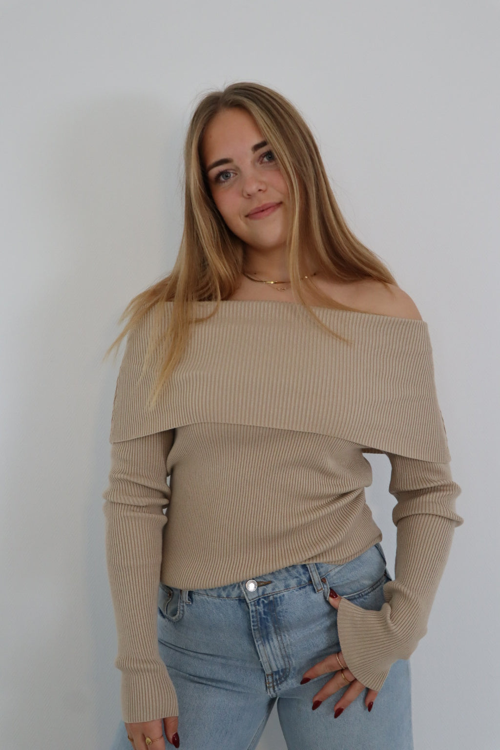 Off schoulder sweater beige