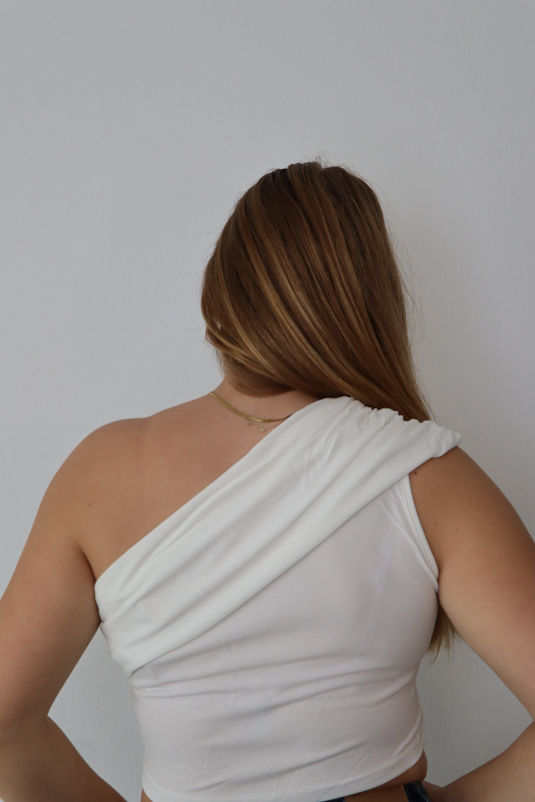 Mouwloze crop top met asymmetrisch design