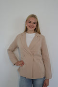 Beige blazer met dubbele knoopsluiting en getailleerde pasvorm