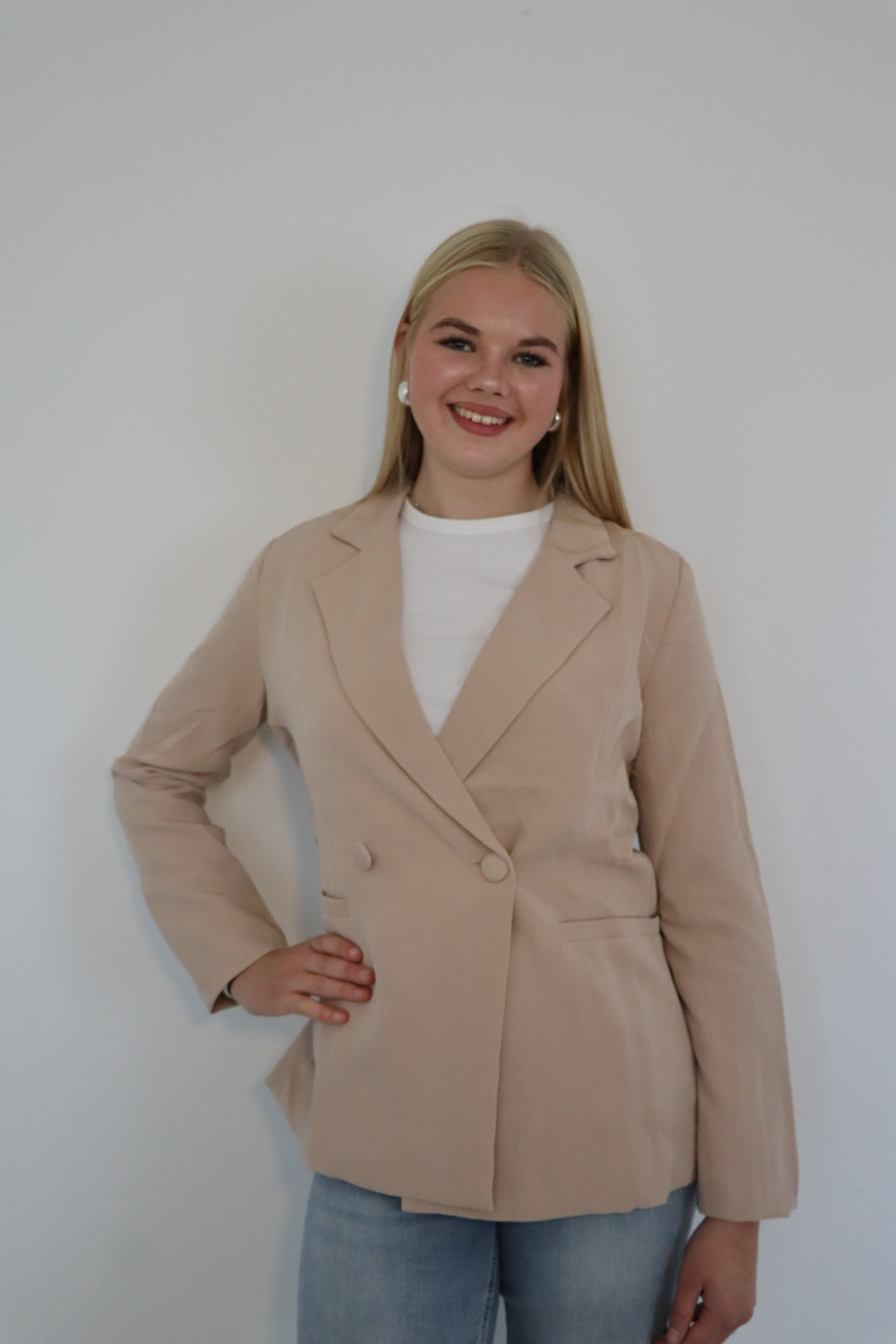 Beige blazer met dubbele knoopsluiting en getailleerde pasvorm
