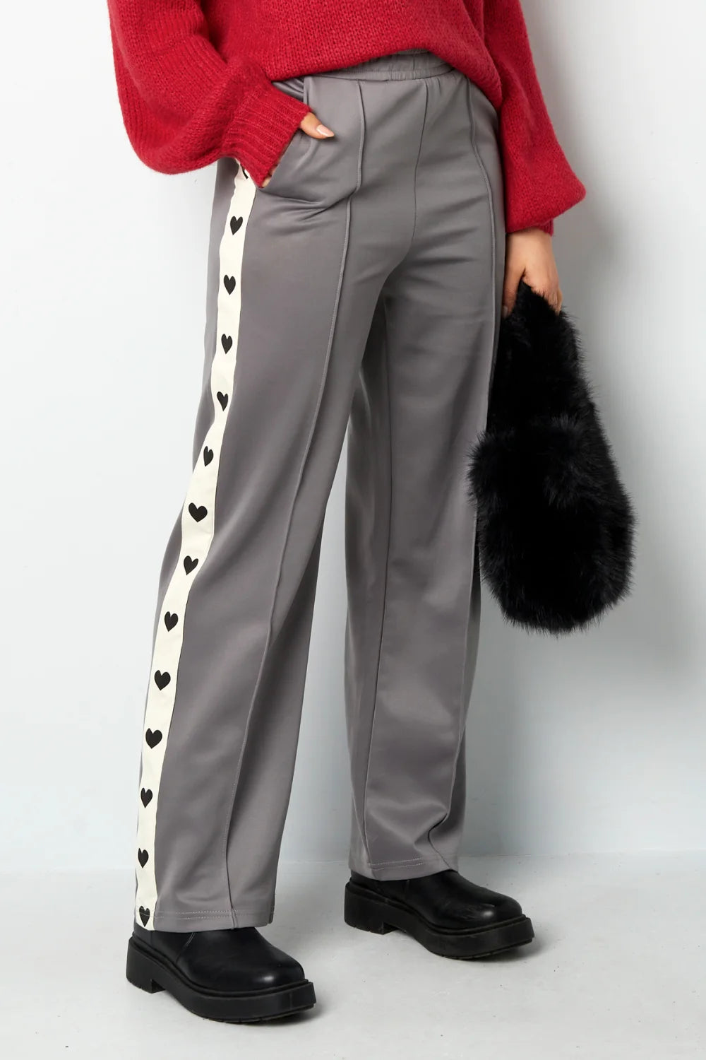 Damesbroek met rechte pijpen en hartjespatroon